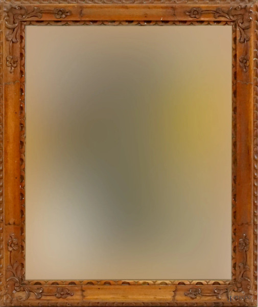 Specchiera in legno intagliato, XX secolo, decori floreali agli angoli, ingombro cm 64,5x54,5, (difetti)