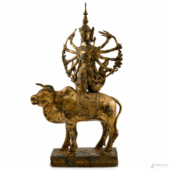 Scultura in bronzo dorato raffigurante divinità orientale, altezza cm 44, (segni di usura, scalfiture, difetti)