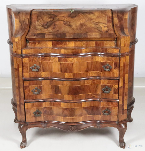 Ribaltina in legno impiallacciato in radica con filettature in bosso. Fronte mosso a tre cassetti con calatoia celante piano scrittoio e vani con cassettini, XX secolo, cm 100x102x48, (segni di usura, scalfiture, difetti)