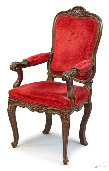 Poltrona Luigi XV in noce, schienale seduta e braccioli imbottiti e rivestiti in velluto rosso, gambe mosse, cm h 106