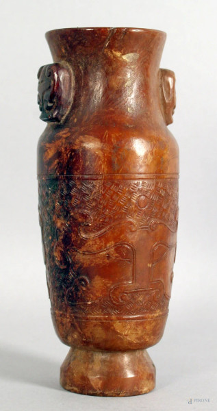 Vasetto in pietra saponaria, scolpito a basso rilievo, altezza 17,5 cm, Cina primi &#39;900, (piccola sbeccatura).