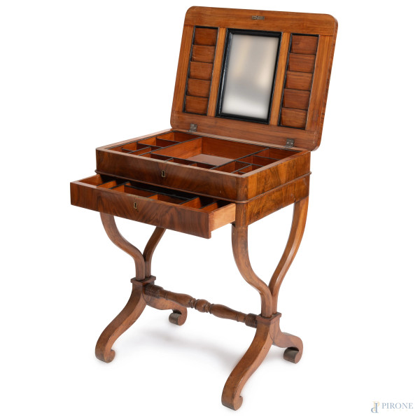 Toletta in radica con piano a ribalta celante vani, scomparti e specchio. Finto cassetto e cassetto al fronte, XIX secolo, (segni di usura, rotture, difetti, scalfiture, graffi)