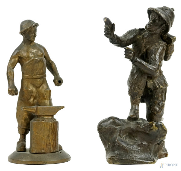 Lotto di due sculture in bronzo raffiguranti soldato e fabbro, alt.max cm 18, XX secolo, (difetti, parti mancanti).