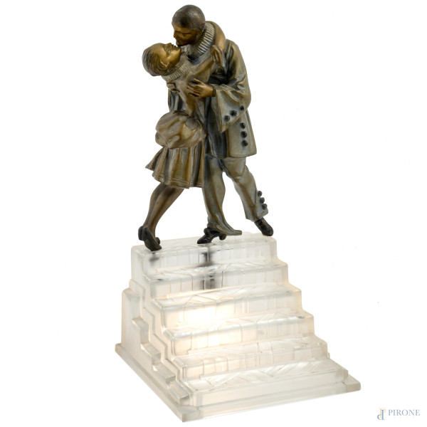 Lampada Sabino da tavolo in cristallo soffiato a stampo e scultura in metallo raffigurante Pierrot, anni Venti del XX secolo, altezza cm 43, base cm 20x22, (sbeccature, lievi segni di usura)