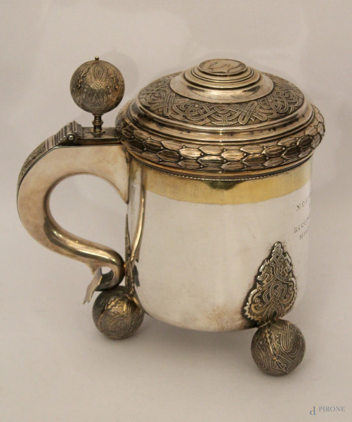 Tankard in argento a forma cilindrica, poggiante su tre piedi a sfere con decori araldici e foglie d'acanto, sulla sommità del coperchio presenta una medaglia con l'effige di Gustavo V re di Svezia, interno a vermaille sul fronte presenta una dedica da parte di H.P.Munthe 1967