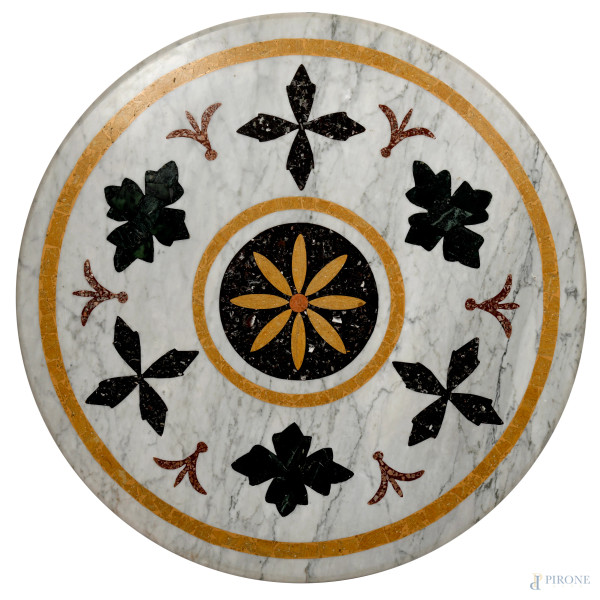 Piano tondo in commesso di marmi policromi con decorazioni floreali, diametro cm 130, XX secolo, (presenza di restauro)