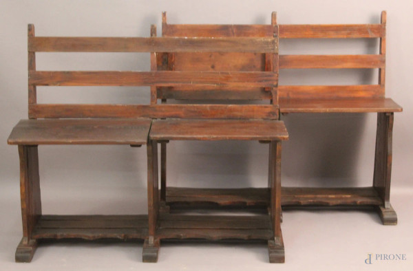 Coppia di panchette in legno dolce con sedute alzabili, primi 900, h. 98 lunghezza 104 cm.