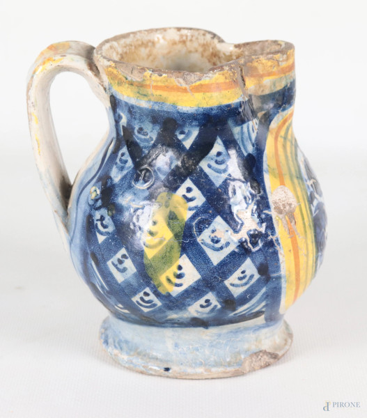 Brocca in maiolica con decorazioni geometriche nei toni del blu e giallo, XIX secolo, cm 14x13x14, (segni di usura, scalfiture, cadute di smalto, difetti di cottura, difetti)