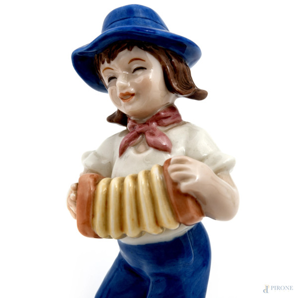 Lotto di quattro sculture in porcellana raffiguranti fanciulli e un cerbiatto, XX secolo, altezza...