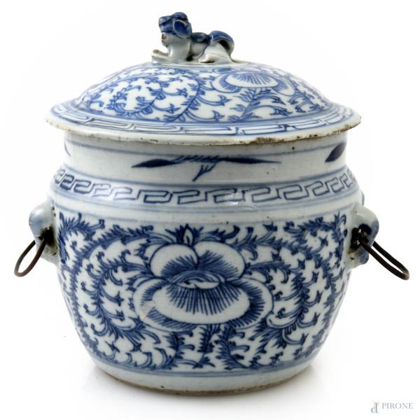 Potiche in porcellana decorata nei toni del bianco e del blu a motivi geometrico-fitomorfi, altezza cm 16,5. Cina, XX secolo, (segni di usura, sbeccature, difetti)