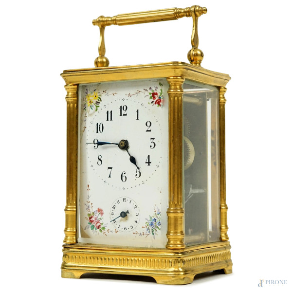 Orologio cappuccina in metallo dorato, quadrante a numeri arabi con decori floreali, cm h cm 14x10x9, (difetti, meccanismo da revisionare).