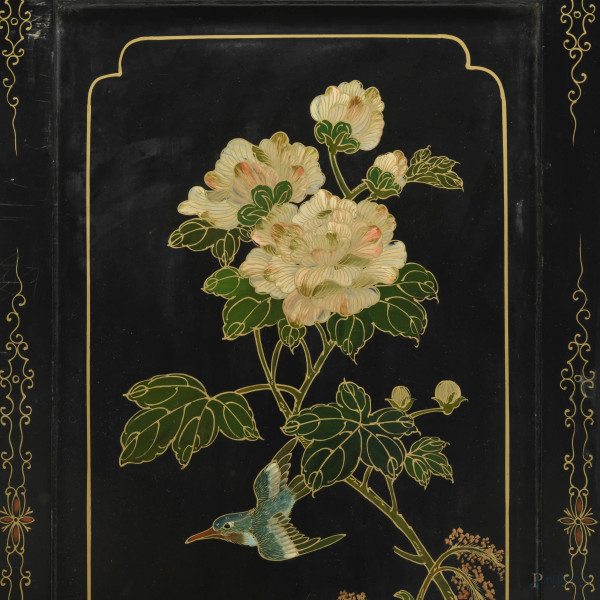 Vetrina in legno laccato e dipinto a motivi floreali e scene di genere di ispirazione orientale. ...