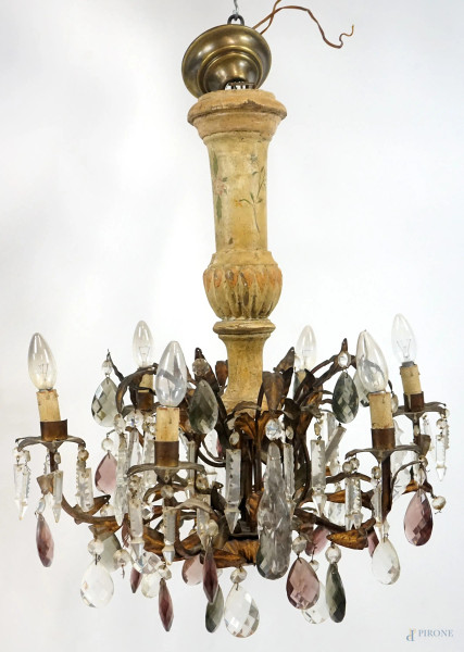 Lampadario con struttura in legno laccato e dipinto, bracci in metallo dorato a motivi fogliacei, gocce e pendenti in cristallo, cm h 68x62, metà XX secolo,  (difetti).