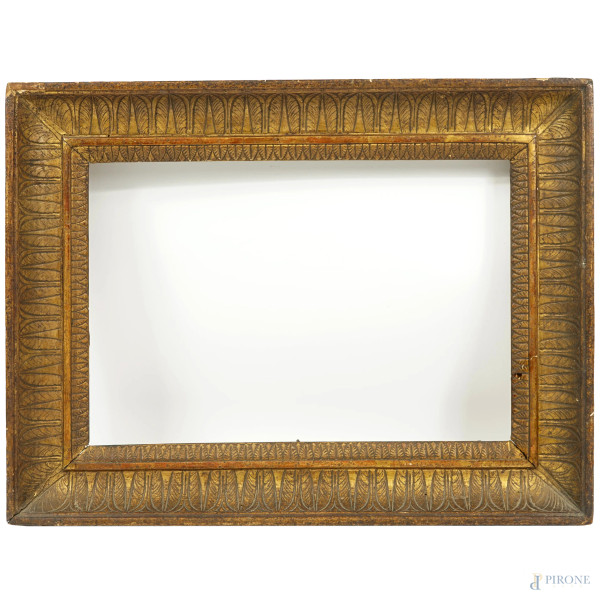 Cornice Impero in legno intagliato e dorato, XIX secolo, ingombro cm 36,5x48, battente cm 39,7x26,4