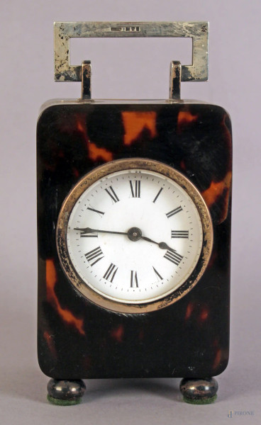 Orologio da tavolo rivestito in tartaruga con finiture in argento,inizi XX sec.(funzionante). H. 15,5 cm.