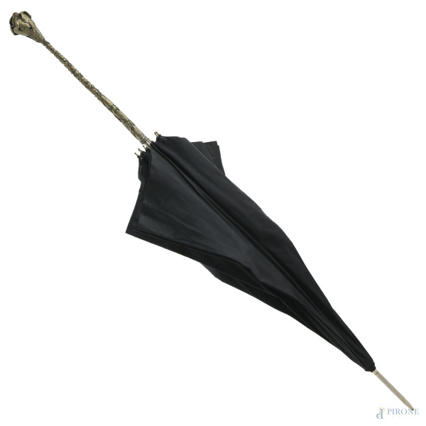 Ombrello con presa in metallo finemente cesellato a guisa di rosa, XX secolo, lunghezza cm 86, (segni di usura, difetti)