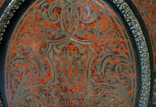 Credenza stile Boulle, XX secolo, in legno ebanizzato con intarsi e applicazioni in metallo dorat...