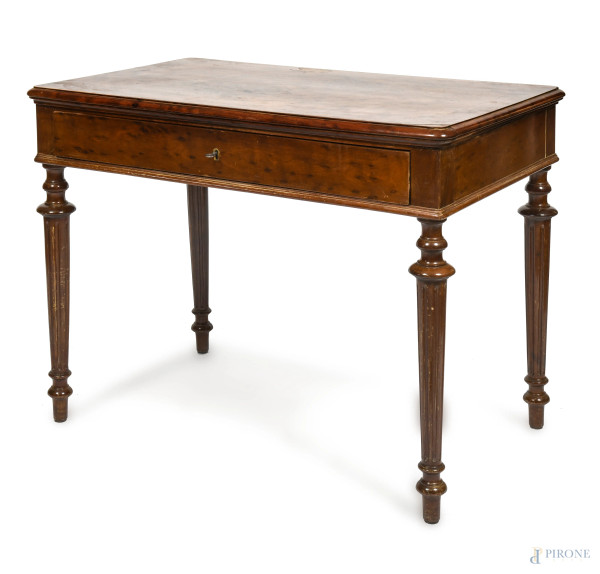 Scrittoio in noce impiallacciato in radica con un cassetto al fronte, XIX secolo, cm 76x97x60, (segni di usura, difetti, scalfiture)