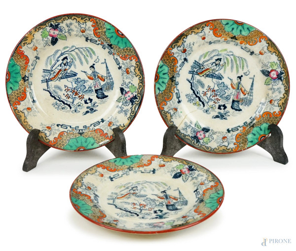 Lotto di tre piattini in maiolica inglese a decoro di cineserie, diam.cm 17, fine XIX - inizi XX secolo.