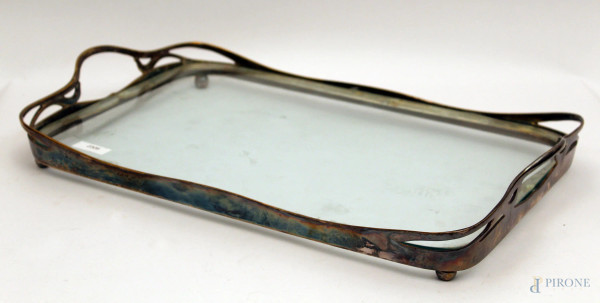 Vassoio a guantiera in metallo argentato, piano in vetro, periodo liberty, cm 50x30.