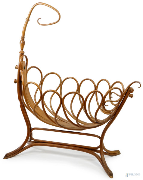 Grande culla tipo Thonet, fine XIX-inizio XX secolo, legno curvato, cm h 173x135x70 circa