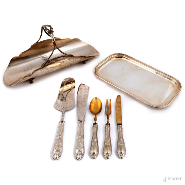 Lotto composto da portagrissini, posate e vassoietto in metallo argentato, misure massime cm 14,5x30x10, (segni di usura)