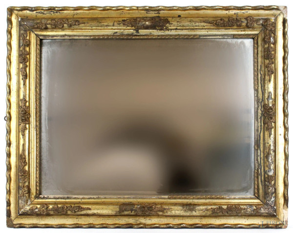 Specchiera di linea rettangolare con cornice in legno intagliato e dorato, decori floreali, misure ingombro cm 75,5x60, luce cm 58x53, XIX secolo, (difetti)