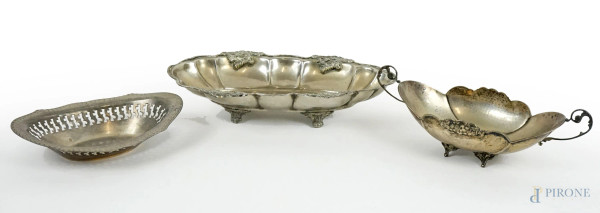 Lotto di tre centrotavola in argento e metallo argentato, decori floreali incisi e traforati, peso gr. 230 circa, (difetti).