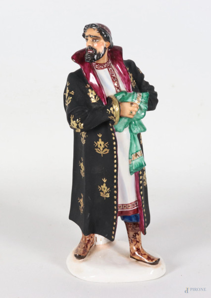 Scultura in porcellana policroma Lomoosov raffigurante Fedor Chaliapin nel ruolo di Boris Godunov. San Pietroburgo, inizi del XX secolo, altezza cm 27,5, (segni di usura)