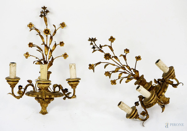 Coppia di appliques fiorentine a tre luci, XX secolo, in legno e metallo dorato, cm h  55, (difetti).
