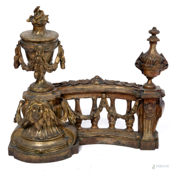 Set da camino in bronzo e bronzo dorato, XX secolo, misure massime lunghezza cm 60, XX secolo, (s...