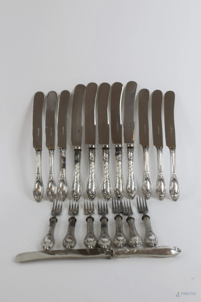 Lotto di sette forchette, sei coltelli grandi e sei coltelli piccoli da dolce con manici in argento, metà XX secolo