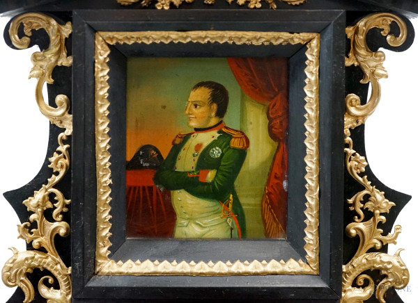 Pendola da camino a tempietto in legno ebanizzato con colonne in alabastro e finiture in bronzo d...