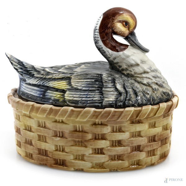 Biscottiera con coperchio in maiolica policroma a guisa di papera, XX secolo, cm  28,5x35x23 (segni di usura, sbeccature, difetti)