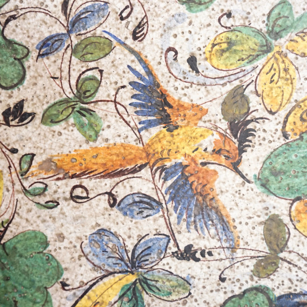 Tavolo tondo in maiolica policroma, manifattura italiana del XX secolo, cm h 72, diametro cm 117,...