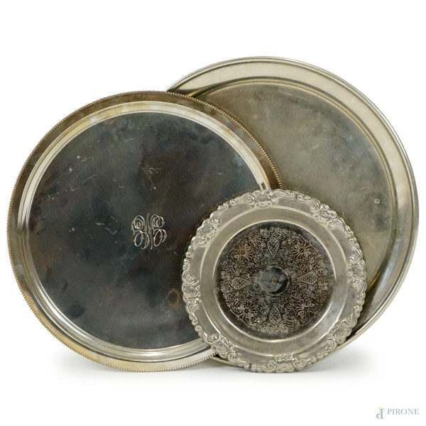 Lotto composto da un piattino e due vassoi tondi in metallo argentato, dimensioni diverse, diam. max cm 40, XX secolo, (segni del tempo).