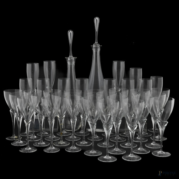 Servizio di bicchieri Rosenthal in vetro trasparente composto da 12 calici da vino rosso e 12 calici da vino bianco, 12 flutes e da coppia di bottiglie in vetro trasparente, XX secolo, altezza massima cm 45,5, (segni di usura)