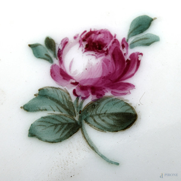 Coppia di grandi fiamminghe in porcellana decorata in policromia a motivi floreali e rifiniture i...