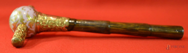 Modello di bastone in legno con finale a sfera in porcellana a decoro policromo di scena galante, cm 16.