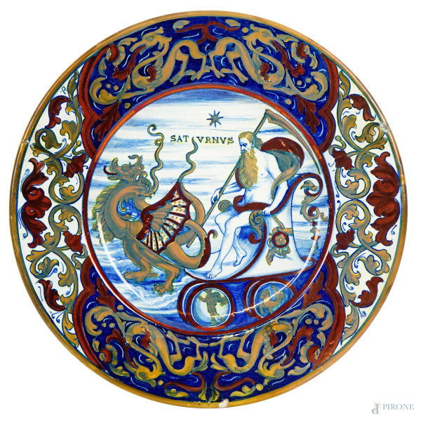 Piatto da parata in ceramica a lustro, Mastro Giorgio, Gualdo Tadino, prima metà del XX secolo, decoro raffigurante il Carro di Saturno, diam. cm 35, (lievi difetti)