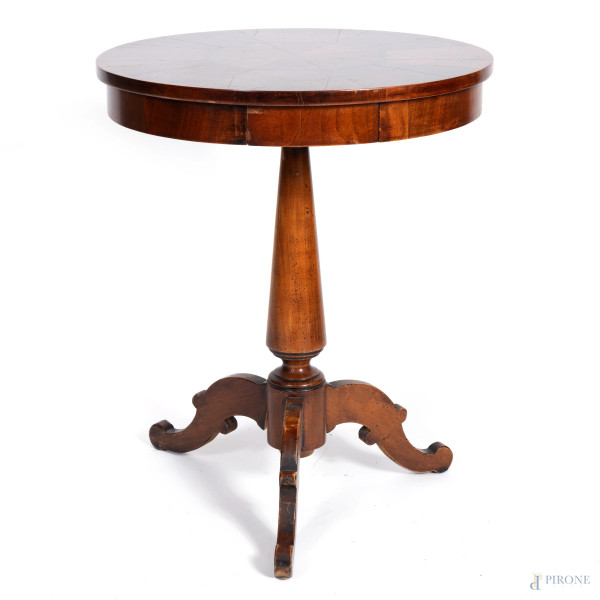 Tavolino tripode con piano circolare in legno impiallacciato in varie essenze, con profilo caratterizzato da due cassetti, XX secolo, cm 73x61, (segni di usura, scalfiture, difetti)