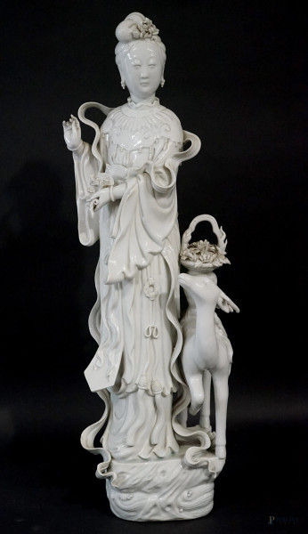 Guanyn con cerva, scultura in porcellana Blanc de Chine, cm h 63,5, Cina, XIX secolo.