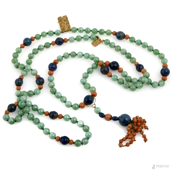 Collana a doppio filo di giada, lapislazzulo e corallo con chiusura in oro 18 kt, lunghezza cm 75
