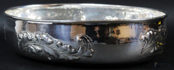 Centrotavola in argento di linea ovale, decori sbalzati a motivi fogliacei,  cm 8x31x22,5 gr. 650