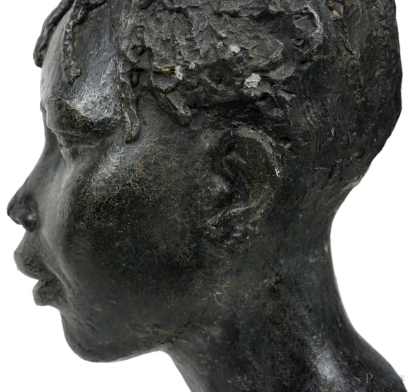 Testa femminile, scultura in cementite, cm h 40,5, base in marmo, (restauro sull'orecchio)