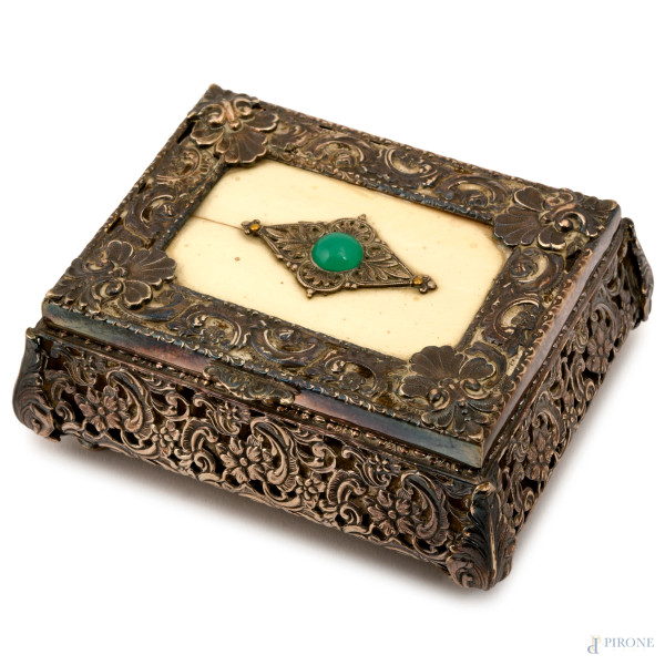 Cofanetto in argento e osso, cesellato a  motivi vegetali e floreali, XX secolo, cm 4,5x11x9, peso lordo gr. 170