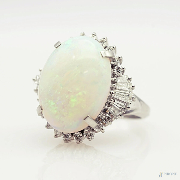 Anello in platino con opale cabochon da 7,87 ct e diamanti da 1,40 ct, misura 11, peso gr. 13.9