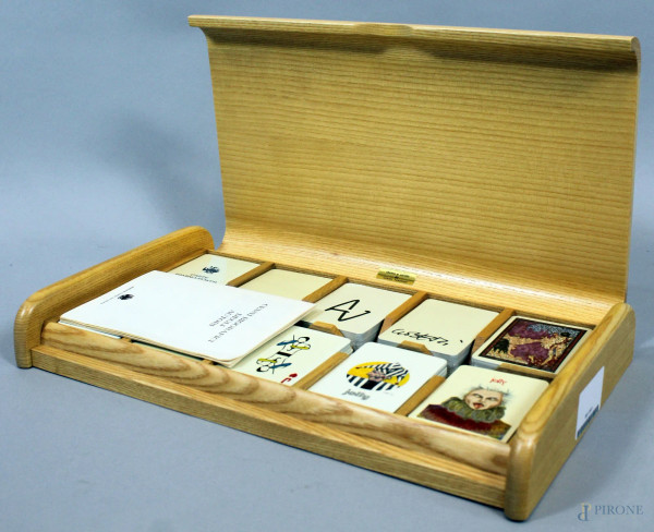 Lotto composto da dieci mazzi di carte disegnate da autori diversi: Luca Crippa, Franco Goberti, Hans, Erminia Mascoli, Andr&#233; Vernet, entro scatola originale.