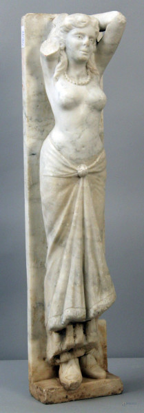 Ragazza, altorilievo in marmo zuccherino, h. 68 cm