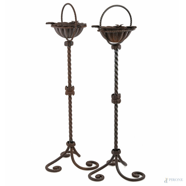 Coppia di posacenere da terra in ferro battuto, XX secolo, altezza cm 63, (segni di usura, difetti, ruggine)